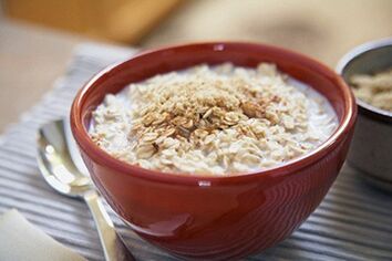 Oatmeal for breakfast in the diet menu for psoriasis. 